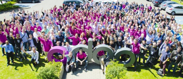 Equipe do Odoo reunida ao ar livre para foto de grupo